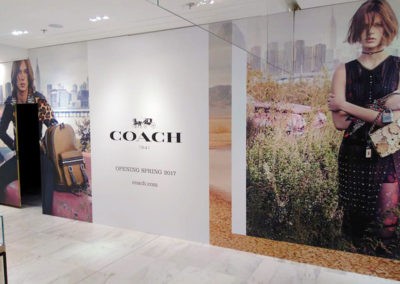 Habillage palissade COACH au Printemps Haussmann