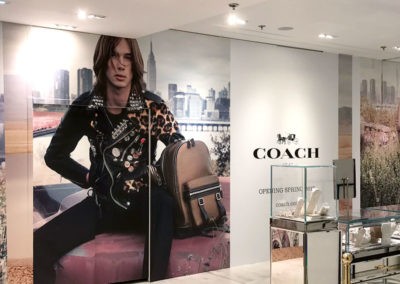 Habillage palissade COACH au Printemps Haussmann