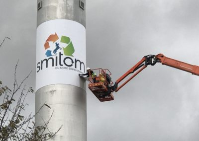 Pose de l'adhésif du logo de la cheminée