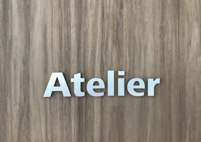 Lettres découpées sur plaque dibond en aluminium brossé