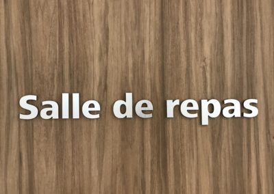 Lettres découpées sur plaque dibond en aluminium brossé