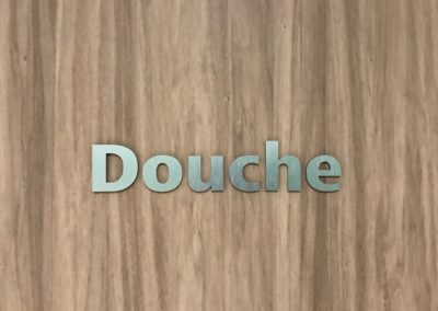 Lettres découpées sur plaque dibond en aluminium brossé